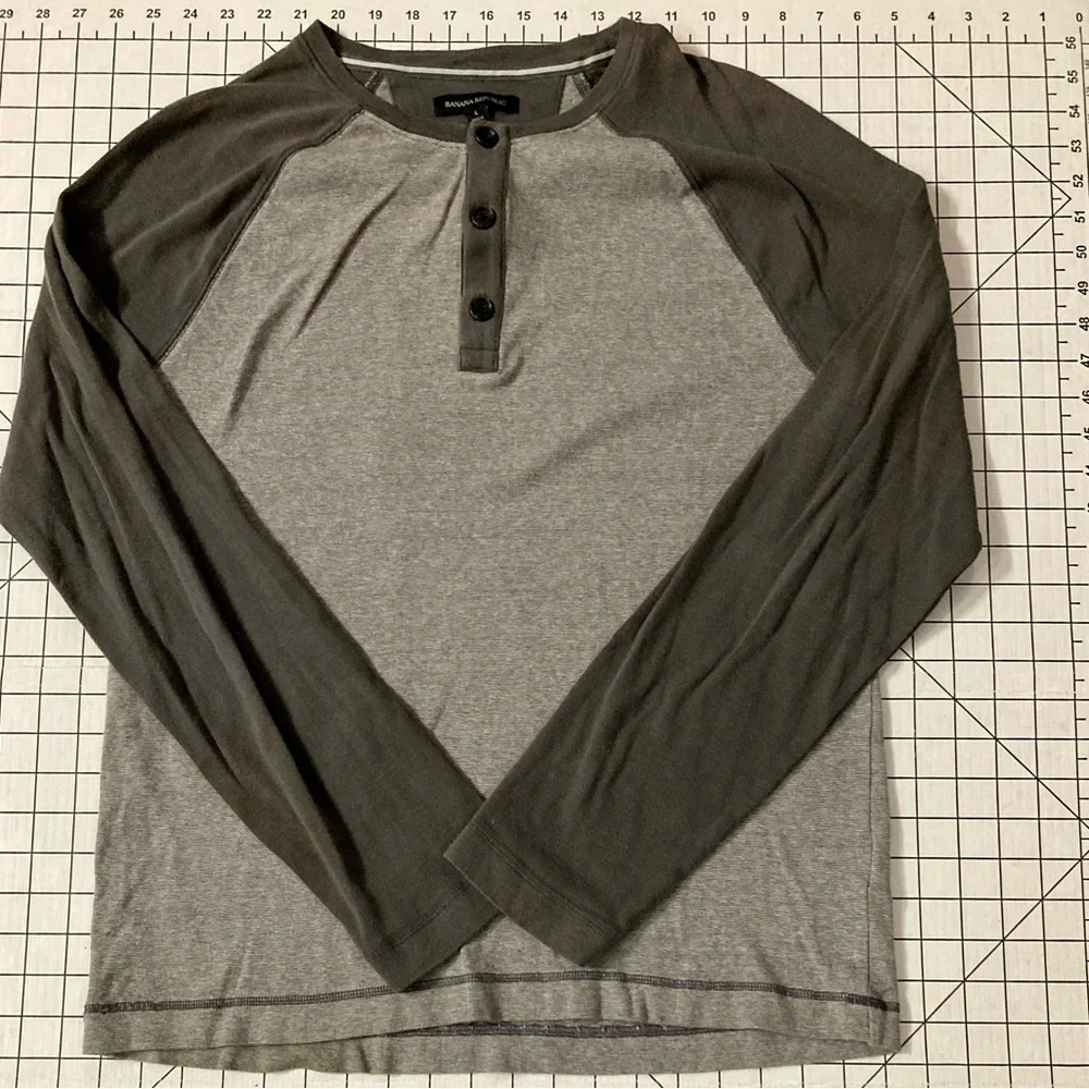 Banana Republic Men’s Size‎ Large Two Tone Grey Henley Shirt